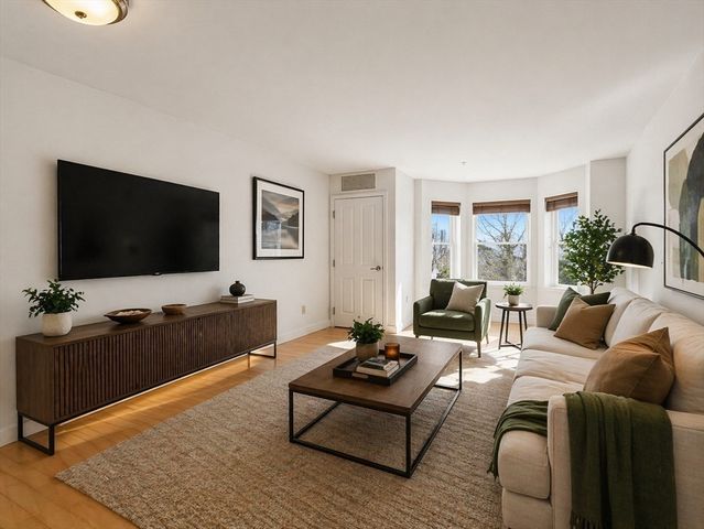 30 Franklin St 327, Malden, MA 02148