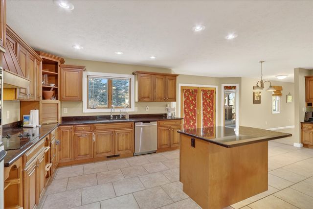 8306 E Crockett Road, Roscoe, IL 61073