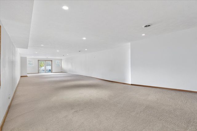 8306 E Crockett Road, Roscoe, IL 61073