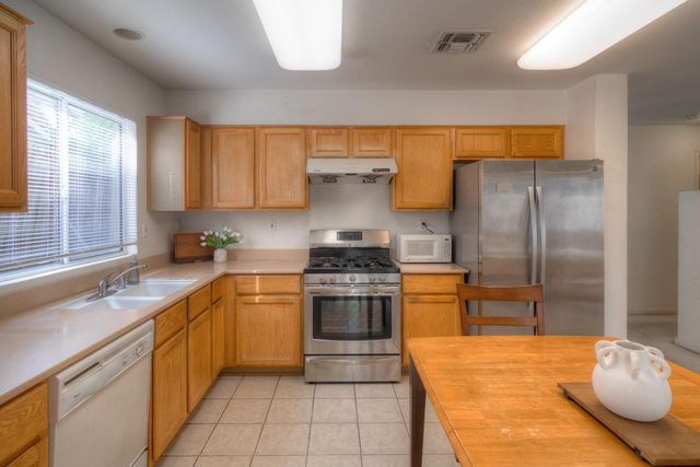 1907 Crystal Ct, Rocklin, CA 95765