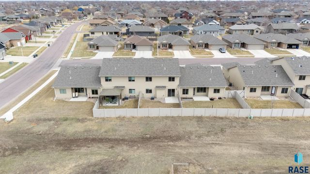 2405 S Kinderhook Ave, Sioux Falls, SD 57106
