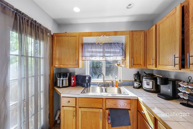 1085 E Larch Avenue, Muskegon, MI 49442