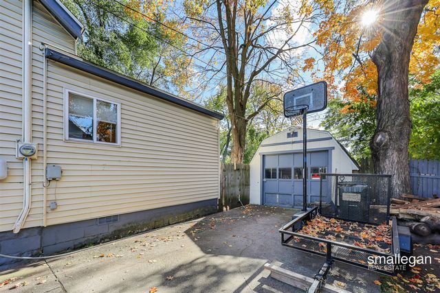 1085 E Larch Avenue, Muskegon, MI 49442