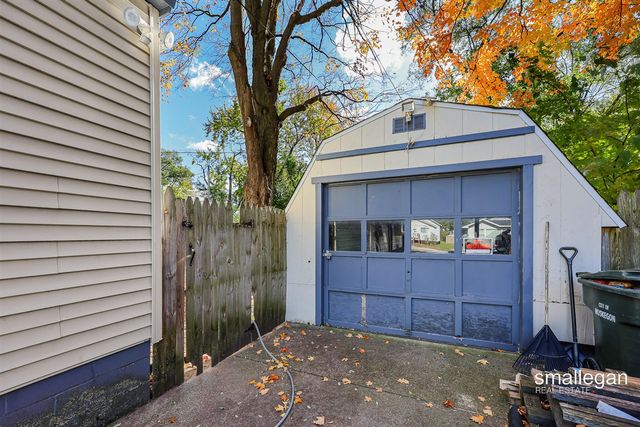 1085 E Larch Avenue, Muskegon, MI 49442