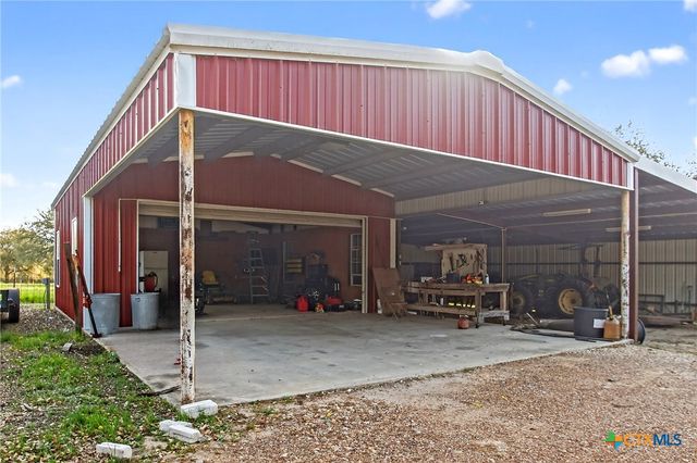 242 Wheeler Lane, Goliad, TX 77963