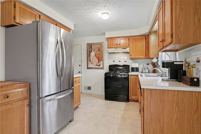 37 Abbottsford Drive, Gates, NY 14606