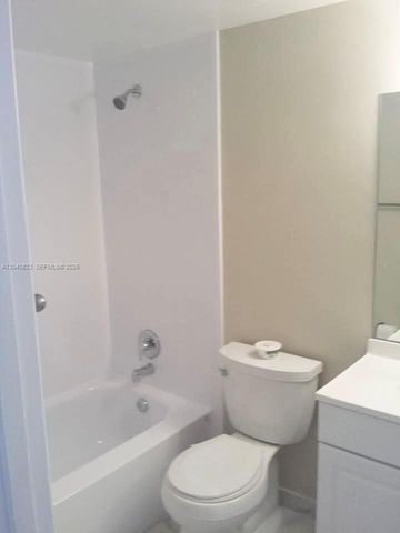 9235 Lagoon Pl 109, Davie, FL 33324