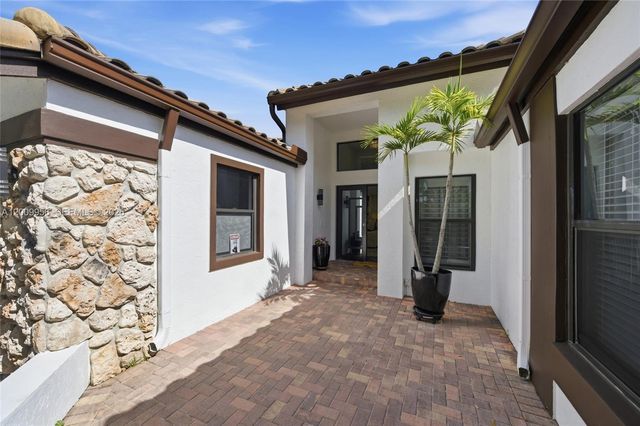 10781 NW 18th Dr, Plantation, FL 33322