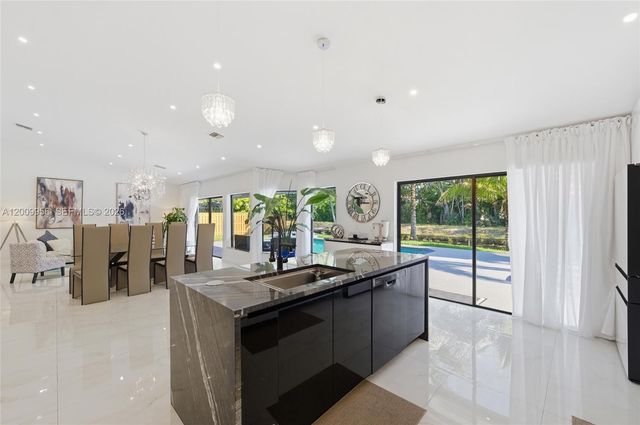 10781 NW 18th Dr, Plantation, FL 33322