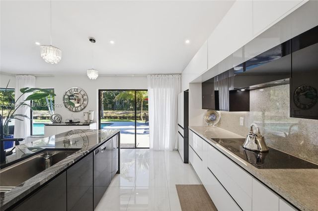 10781 NW 18th Dr, Plantation, FL 33322