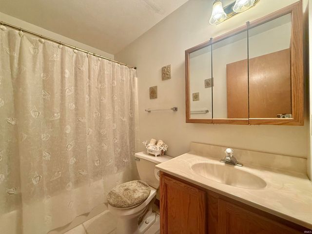 6200 Summit Pointe Way, Newburgh, IN 47630