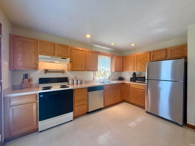 6200 Summit Pointe Way, Newburgh, IN 47630