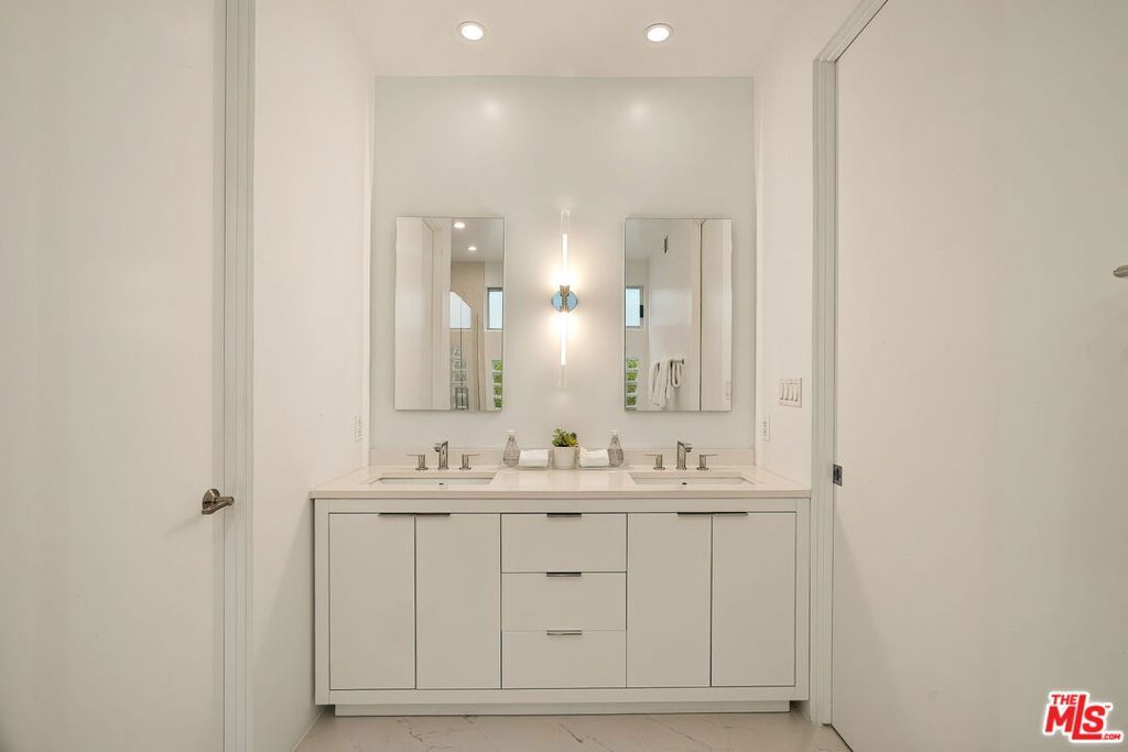 Image 15 of property listing at 611 Pacific Street, Santa Monica, CA 90405