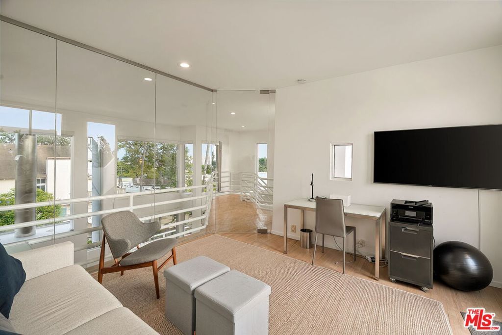 Image 19 of property listing at 611 Pacific Street, Santa Monica, CA 90405
