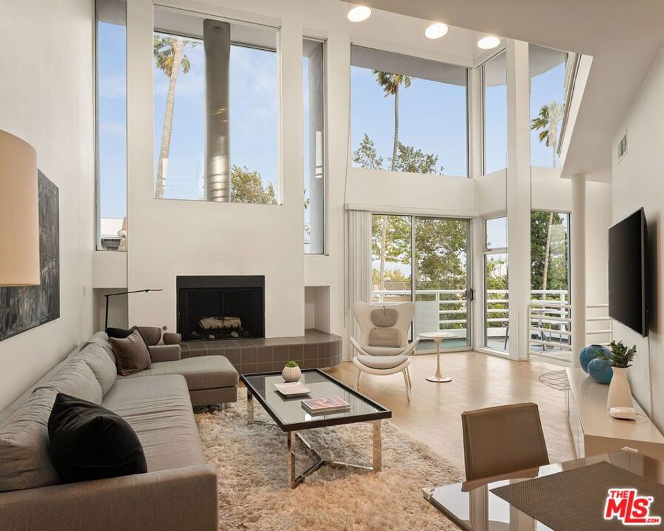 Image 5 of property listing at 611 Pacific Street, Santa Monica, CA 90405