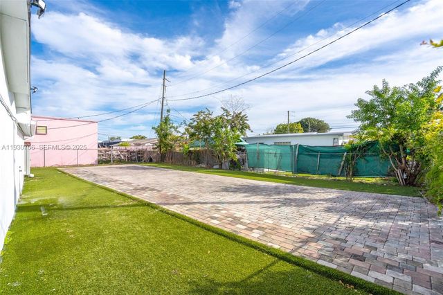 8930 SW 40th St, Miami, FL 33165