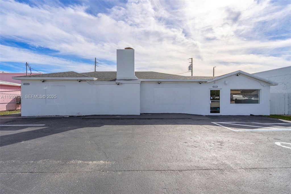 8930 SW 40th St, Miami, FL 33165