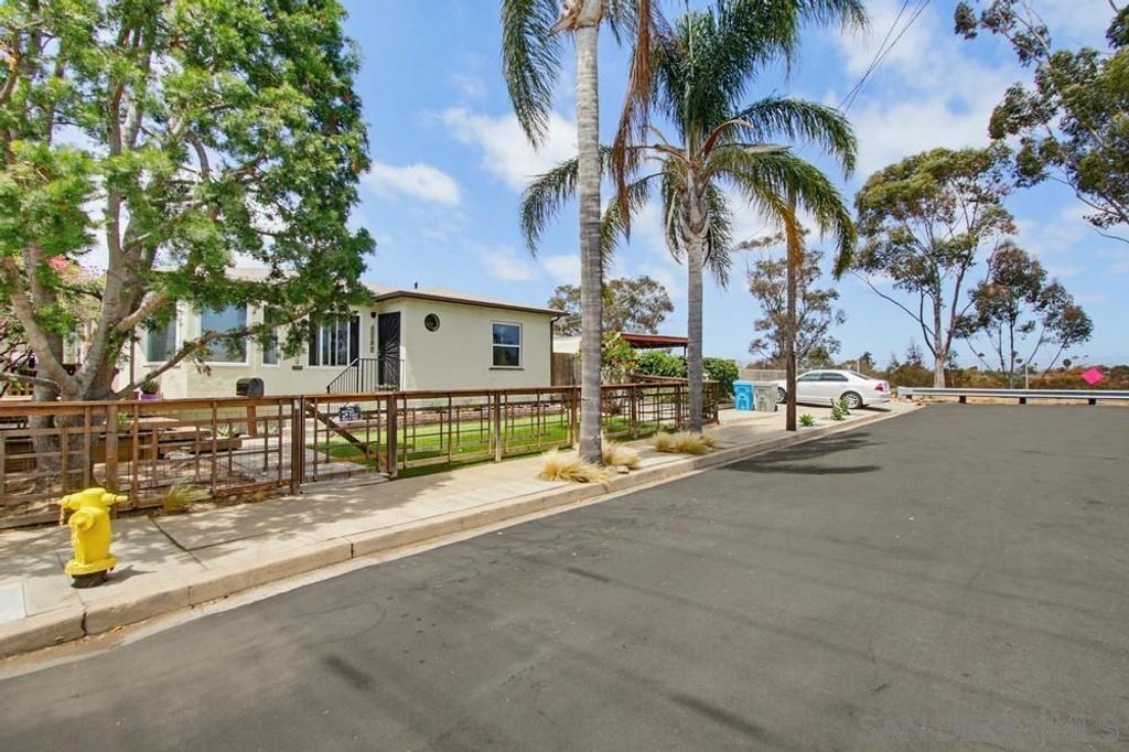 Image 8 of property listing at 3580 Redwood St, San Diego, CA 92104