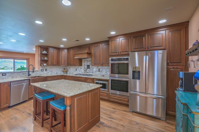 714 10th Street NE, Rio Rancho, NM 87124