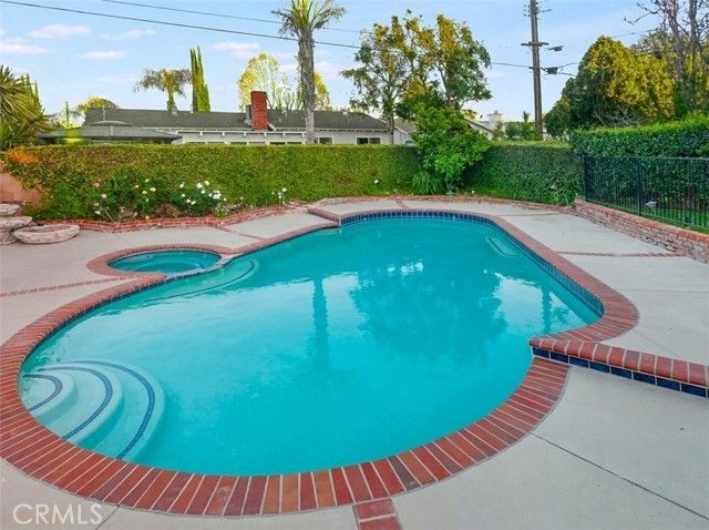 22114 Burton Street, Canoga Park (los Angeles), CA 91304