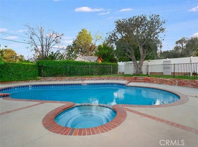 22114 Burton Street, Canoga Park (los Angeles), CA 91304