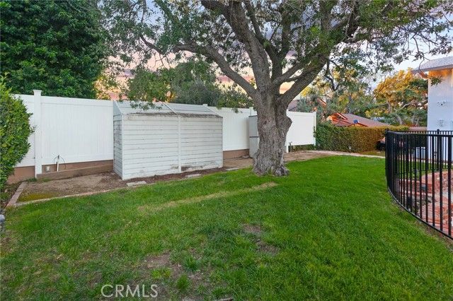 22114 Burton Street, Canoga Park (los Angeles), CA 91304