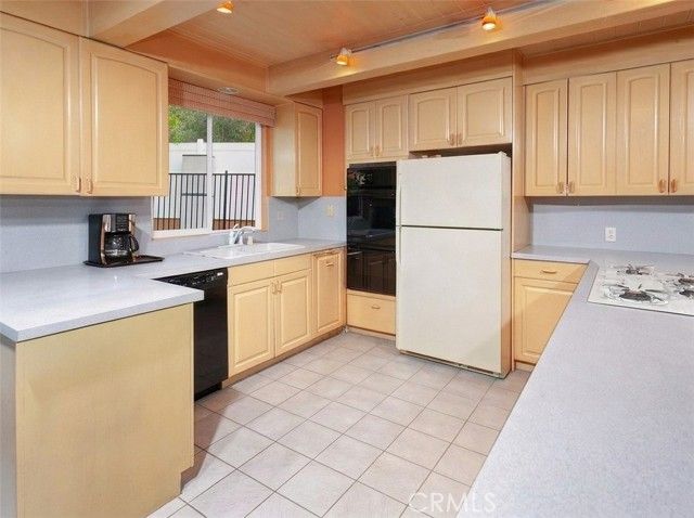 22114 Burton Street, Canoga Park (los Angeles), CA 91304