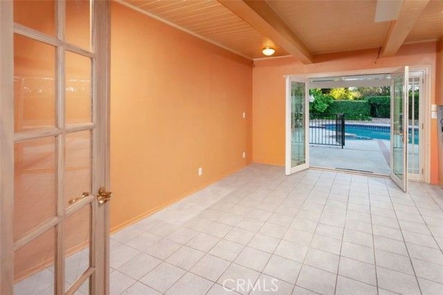 22114 Burton Street, Canoga Park (los Angeles), CA 91304