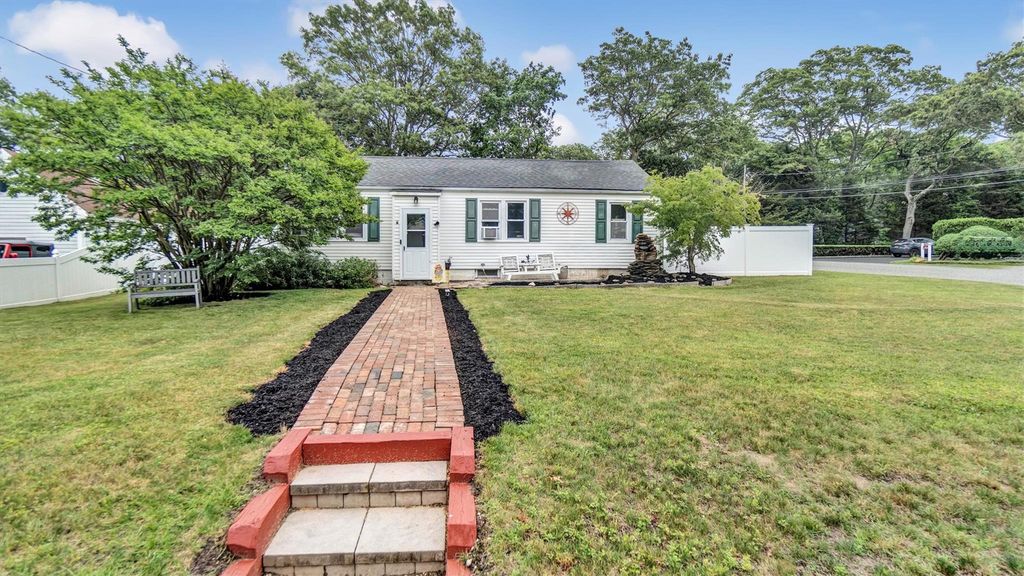 27 Lidge Drive, Farmingville, NY 11738