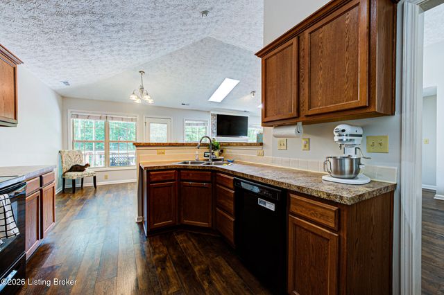 8915 Eli Dr, Louisville, KY 40291