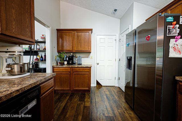 8915 Eli Dr, Louisville, KY 40291