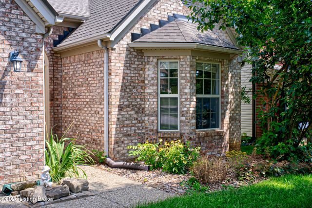 8915 Eli Dr, Louisville, KY 40291