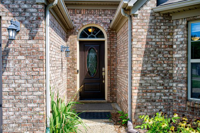 8915 Eli Dr, Louisville, KY 40291