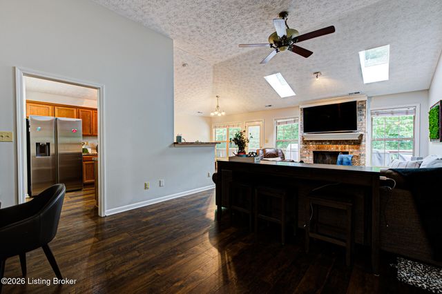 8915 Eli Dr, Louisville, KY 40291