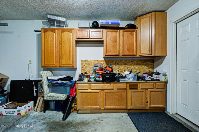 8915 Eli Dr, Louisville, KY 40291