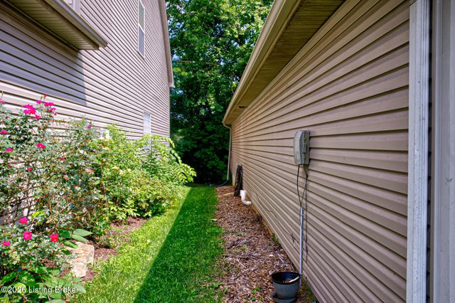 8915 Eli Dr, Louisville, KY 40291