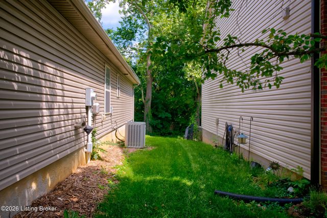 8915 Eli Dr, Louisville, KY 40291