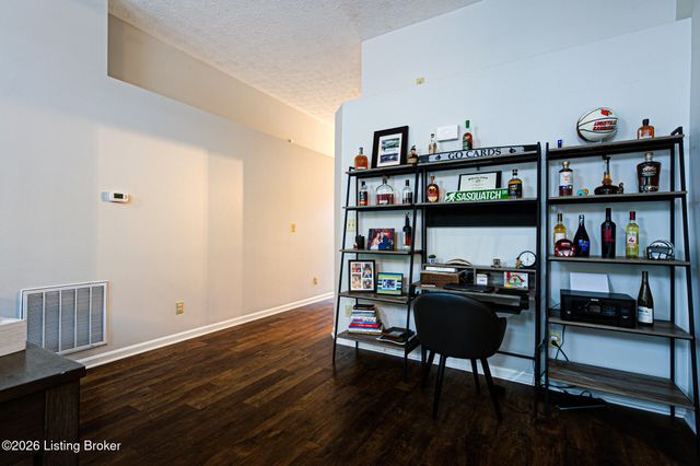 8915 Eli Dr, Louisville, KY 40291