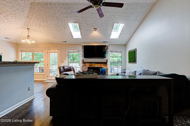 8915 Eli Dr, Louisville, KY 40291