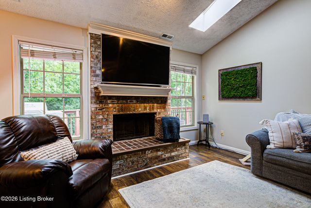 8915 Eli Dr, Louisville, KY 40291