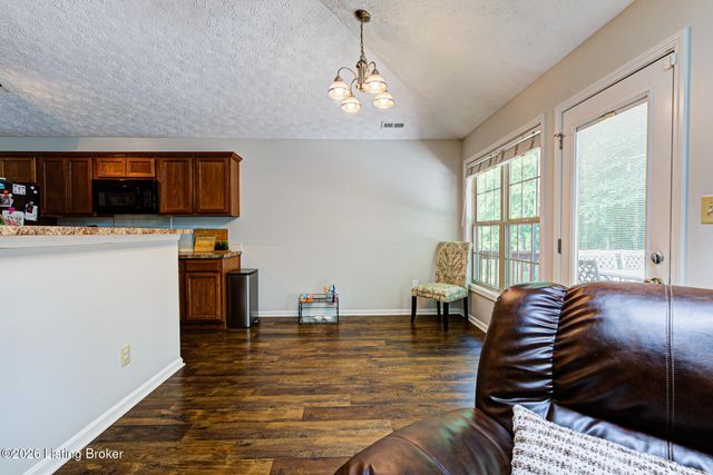 8915 Eli Dr, Louisville, KY 40291