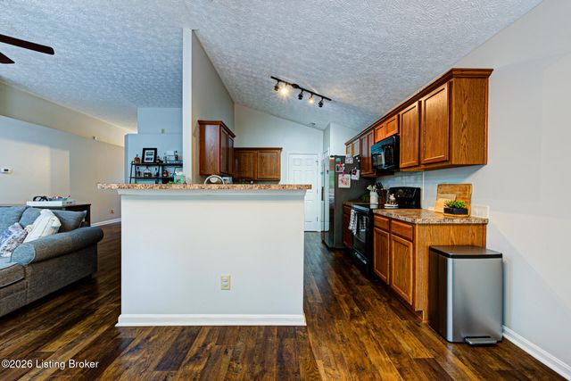 8915 Eli Dr, Louisville, KY 40291