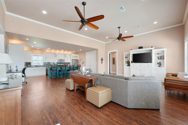 172 Ocean View Drive, Crystal Beach, TX 77650