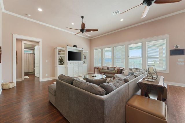 172 Ocean View Drive, Crystal Beach, TX 77650