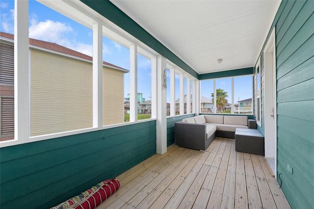 172 Ocean View Drive, Crystal Beach, TX 77650