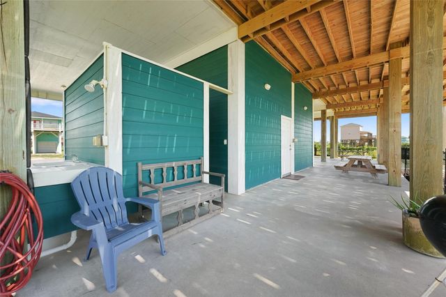 172 Ocean View Drive, Crystal Beach, TX 77650