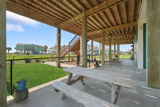 172 Ocean View Drive, Crystal Beach, TX 77650