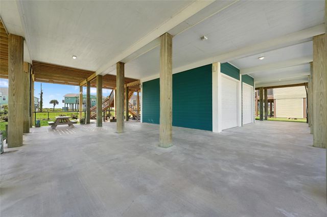 172 Ocean View Drive, Crystal Beach, TX 77650