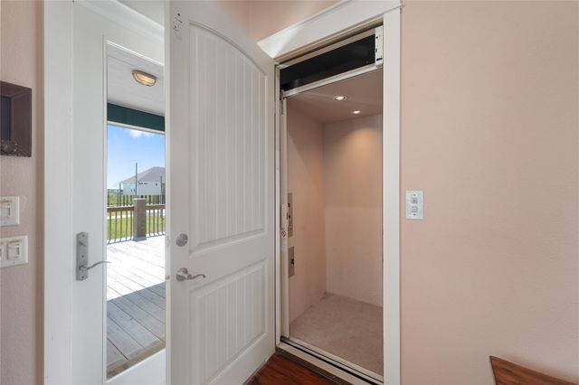 172 Ocean View Drive, Crystal Beach, TX 77650