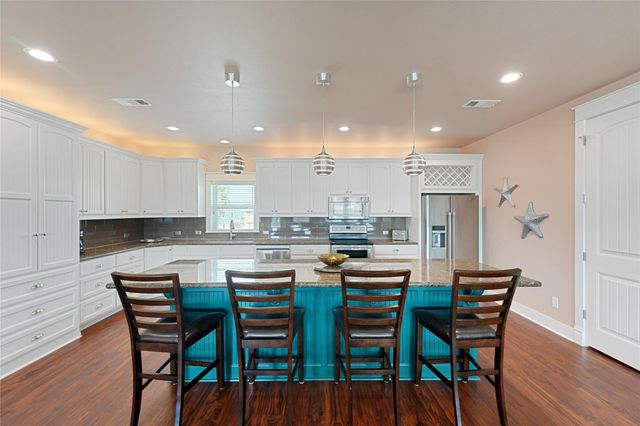 172 Ocean View Drive, Crystal Beach, TX 77650